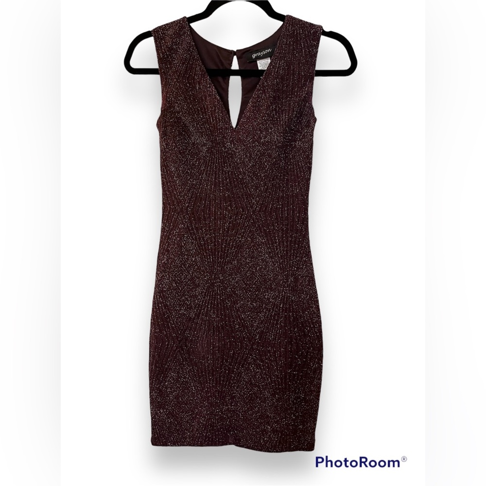 Cute evening party dress! Size small. Short length and simple. Pull over dress.